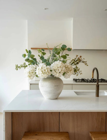 Dekoratyvinė puokštė su hortenzijomis ir eukaliptu