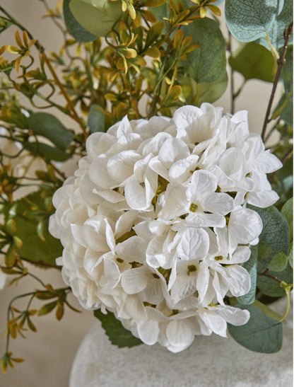 Dekoratyvinė puokštė su hortenzijomis ir eukaliptu